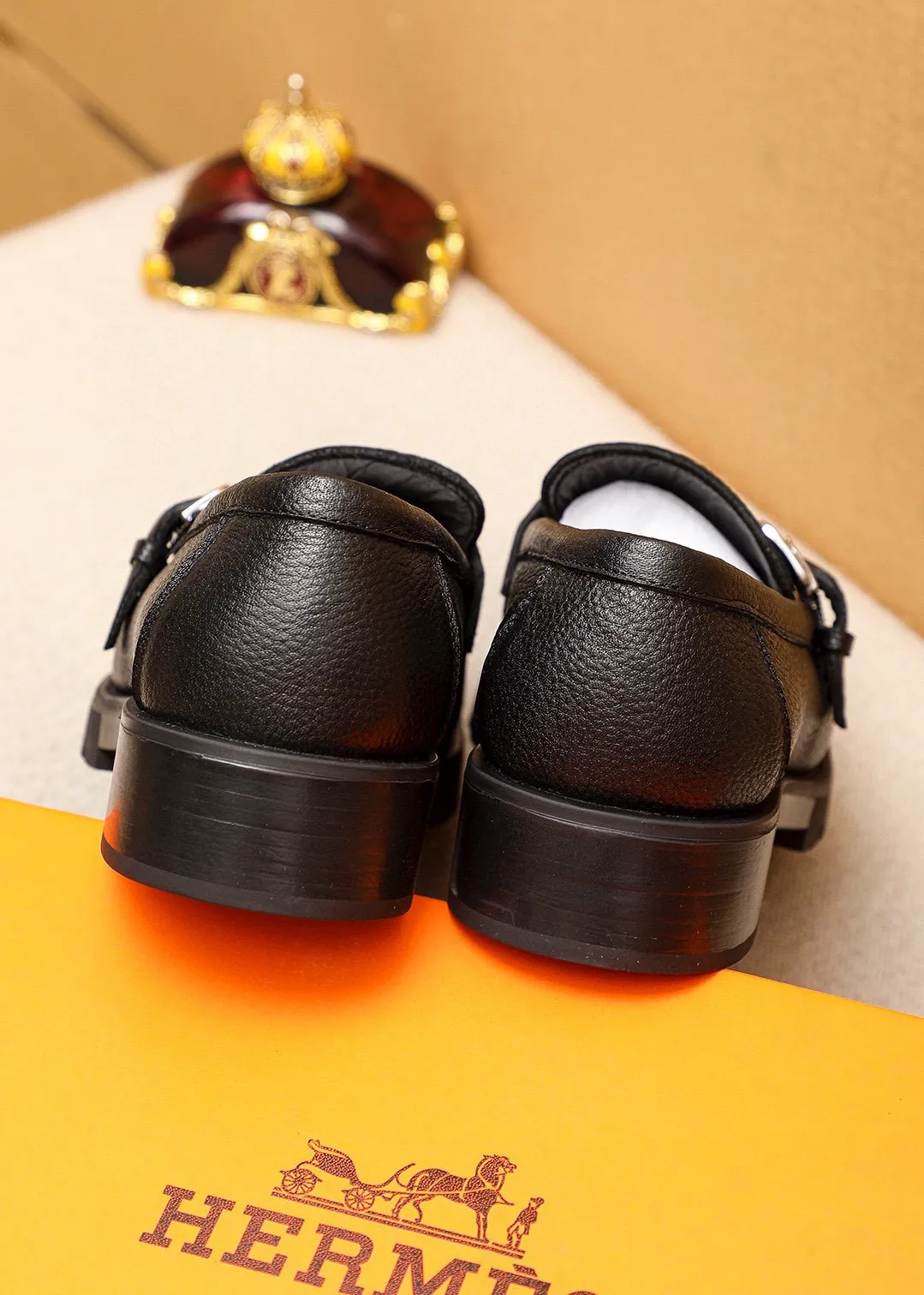 Men's shoes 💰460 💐 Product trademark: HERMES "Hermès" casual leather shoes Regular size: 39-44 (38.45🉑️customized) Product materials: Selected imported first-layer pebbled cowhide leather upper + classic hardware buckle, imported water-dyed 🐂 cowhide lining. Strong three-dimensional visual effect, non-slip and wear-resistant rubber outsole Color: 2⃣️colors available